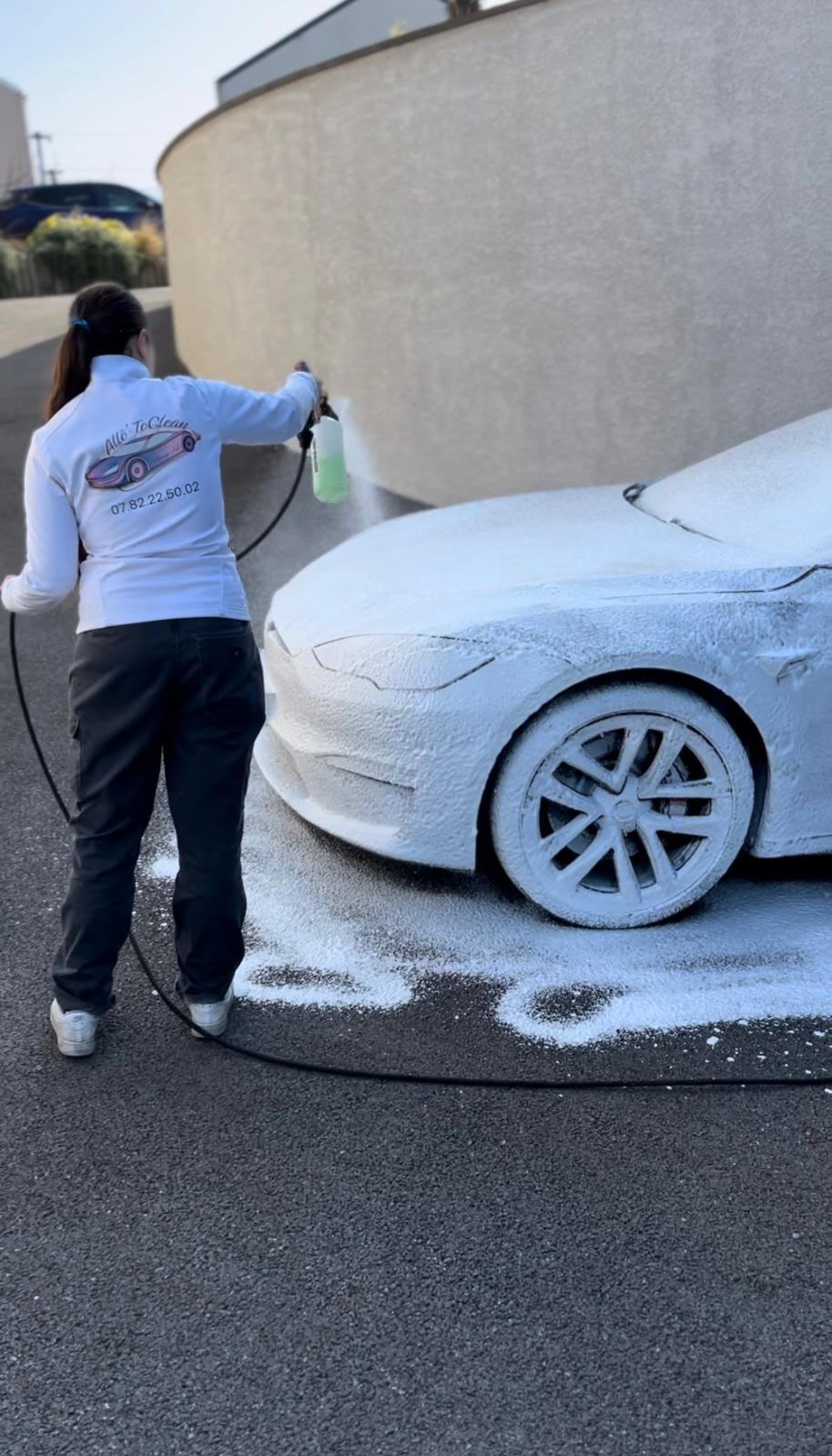 Elisa en action lors d’un nettoyage automobile ALLOTOCLEAN
